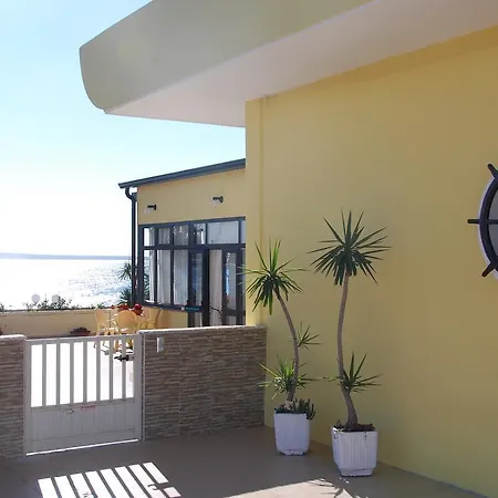 לינה וארוחת בוקר Villarolu 3*